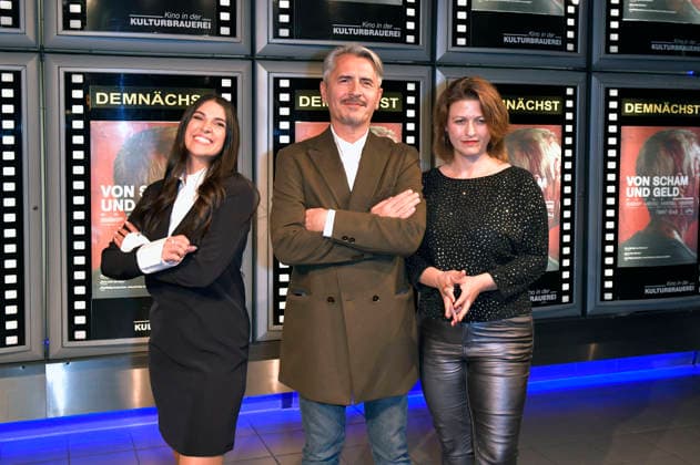 Fiona Gllavica, Astrit Kabashi und Flonja Kodheli bei der Premiere des Kinofilms Von Scham und Geld im Kino in der KulturBrauerei. Berlin, 18.09.2026