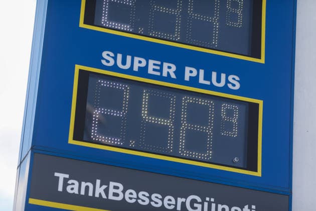 Bamberg, Deutschland 15.09.2026: Kraftstoffpreise an Tankstellen Im Bild: Detailaufnahme einer Kraftstoffpreistafel mit der Preisangabe von 2,489 Euro je Liter für Super Plus. Unterhalb der Preisanzeige ist der Schriftzug TankBesserGünstig zu sehen. Copyright: xFotostandx xMichaelxGründelx