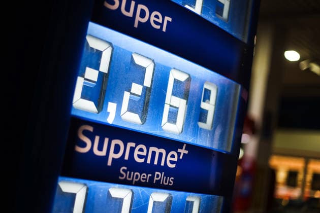 Bamberg, Deutschland 17.09.2026: Kraftstoffpreise an Tankstellen Im Bild: Detailaufnahme einer beleuchteten Kraftstoffpreistafel an einer Tankstelle bei Dunkelheit. Im Mittelpunkt steht die Preisanzeige für Super sowie die Beschriftung der Kraftstoffsorte Supreme+ Super Plus. Copyright: xFotostandx xMichaelxGründelx
