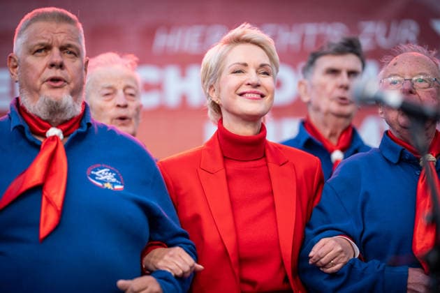 Ministerpräsidentin und SPD-Spitzenkandidatin Manuela Schwesig auf der Wahlkampfveranstaltung in Rostock-Warnemünde, mit dem Rostocker Shanty-Chor Luv un Lee;Abschlusskundgebung der SPD am Leuchtturm von Warnemünde zur Landtagswahl in Mecklenburg-Vorpommern, Rostock-Warnemünde Mecklenburg-Vorpommern Deutschland Leuchtturm