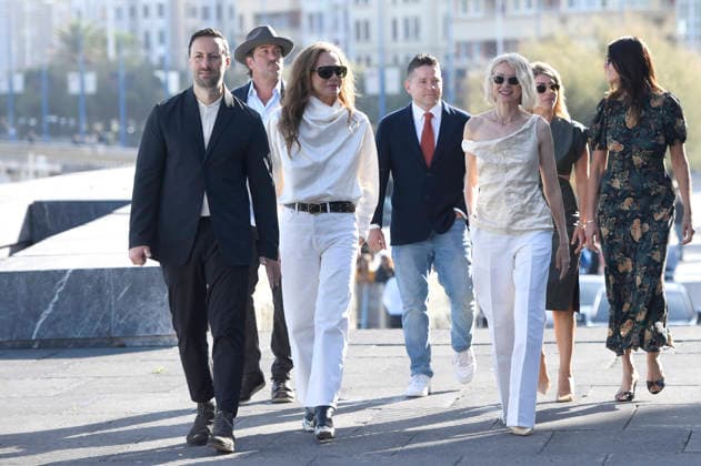 Ben Shirinian, Michael Merriman, Lena Olin, Naomi Watts und Team beim Photocall zum Kinofilm The Housewife auf dem 74. Internationalen Filmfestival San Sebastian Festival Internacional de Cine de San Sebastian auf der Kursaal Terasse. San Sebastian, 19.09.2026