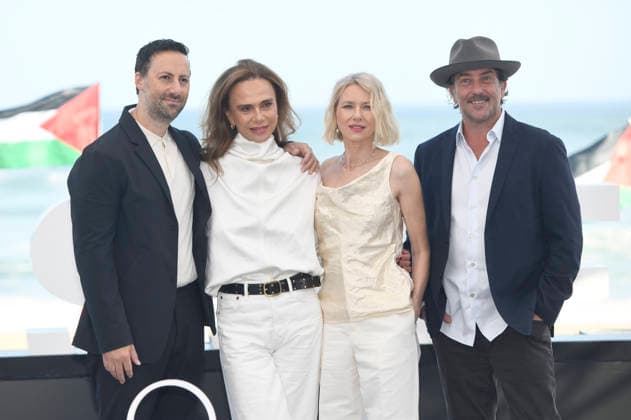 Ben Shirinian, Lena Olin, Naomi Watts und Michael Merrima beim Photocall zum Kinofilm The Housewife auf dem 74. Internationalen Filmfestival San Sebastian Festival Internacional de Cine de San Sebastian auf der Kursaal Terasse. San Sebastian, 19.09.2026