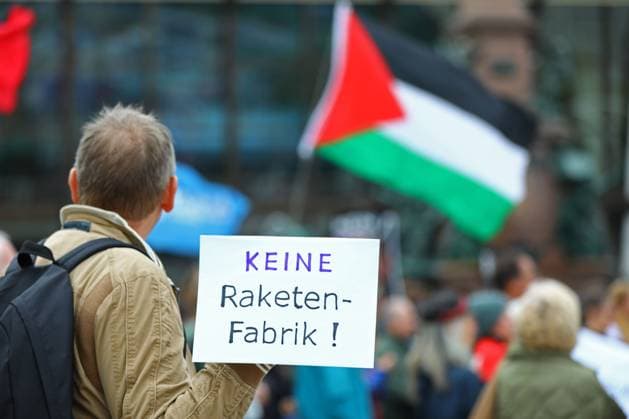Protesters rally against planned missile production in Leipzig LEIPZIG, GERMANY, SEPTEMBER 19, 2026: Demonstrators march through central Leipzig during a protest against plans by U.S. defense company Covenant to establish a missile production facility in the north of the city. The demonstration, organized by the Keine Raketenfabrik in Leipzig? alliance, began at Augustusplatz and called for the planned defense production to be stopped. Covenant plans to begin producing its Anthem long-range cruise missiles in Leipzig in 2027. leipzig Germany Copyright: x xDavidxVexelmanx xJNAxPressx