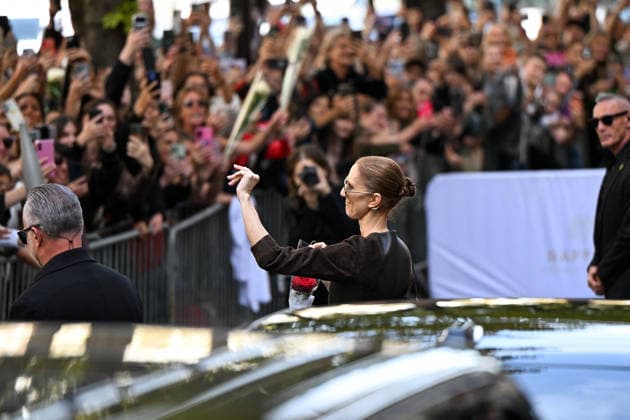 Céline Dion was cheered by her fans as she left the Royal Monceau hotel in Paris, before heading to the Plenitude Arena at Paris La Défense for her fourth concert date on September 19, 2026. Lionel Urman Bestimage Céline Dion is cheered by fans as she leaves the Royal Monceau Hotel in Paris, before heading to the Plenitude Arena at Paris La Défense for her fourth concert date on September 19, 2026, Paris, France  Copyright: xLIONELxURMANxx xBESTIMAGExLIONELxURMANxx xBESTIMAGEx