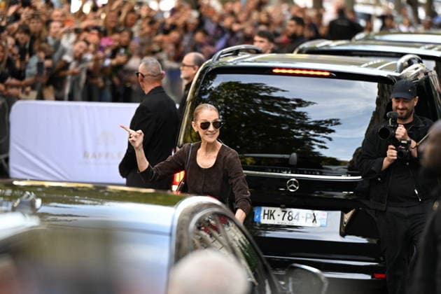 Céline Dion was cheered on by her fans as she left the Royal Monceau hotel in Paris, before heading to the Plenitude Arena in Paris La Défense for her fourth concert date on September 19, 2026. Lionel Urman Bestimage Céline Dion is cheered by fans as she leaves the Royal Monceau Hotel in Paris, before heading to the Plenitude Arena at Paris La Défense for her fourth concert on September 19, 2026, Paris, France  Copyright: xLIONELxURMANxx xBESTIMAGExLIONELxURMANxx xBESTIMAGEx