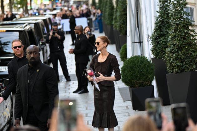 Céline Dion was cheered on by her fans as she left the Royal Monceau hotel in Paris, before heading to the Plenitude Arena in Paris La Défense for her fourth concert date on September 19, 2026. Lionel Urman Bestimage Céline Dion is cheered by fans as she leaves the Royal Monceau Hotel in Paris, before heading to the Plenitude Arena at Paris La Défense for her fourth concert on September 19, 2026, Paris, France  Copyright: xLIONELxURMANxx xBESTIMAGExLIONELxURMANxx xBESTIMAGEx