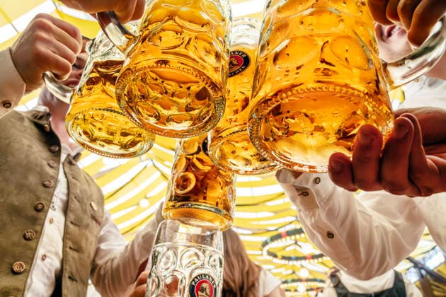 Oktoberfest 2026, Wiesnbesucher stoßen mit ihrer Maß Bier an, Paulananer Bier, Paulaner Festzelt, München, 19. September 2026 Deutschland, München, 19. September 2026, Oktoberfest 2026, Wiesnbesucher stoßen mit ihrer Maß Bier an, Paulaner Bier, gute Stimmung im Paulaner Festzelt von Festwirt Lorenz Stiftl, die Wiesn 2026 beginnt am 19. September und dauert bis zum 4. Oktober 2026, Volksfest, Theresienwiese, bayerisch, Bayern