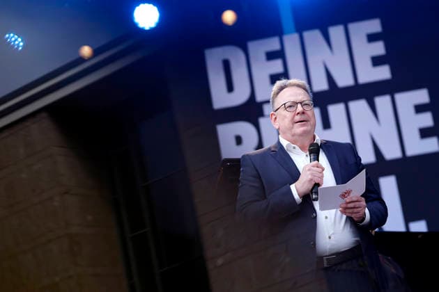 Kölns Oberbürgermeister Torsten Burmester (SPD) vor der Oper in Köln. Nach der 14 Jahre langen Sanierung steht die Oper Köln am Offenbachplatz vor der Wiedereröffnung. Die Baukosten sind mit bis zu 1.5 Milliarden Euro eines der größten kommunalen Baudesaster der deutschen Geschichte. (Themenbild, Symbolbild) Köln, 19.09.2026 NRW Deutschland Copyright: xChristophxHardtx
