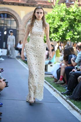 Apo Biyeyemete - Mercedes Benz Fashion Week Madrid, Spain - 19 Sep 2026 A model parades with Apo Biyeyemete a design during the Mercedes Benz Fashion Week Madrid at Cibeles Palace in Madrid. Madrid Spain Copyright: xAtilanoxGarciax xSOPAxImagesx PHOTO08796