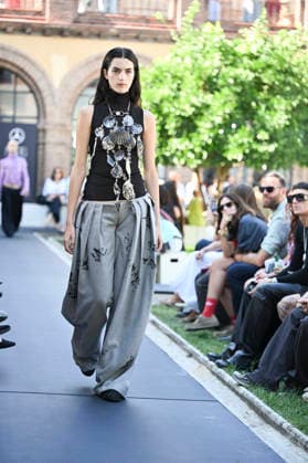 Apo Biyeyemete - Mercedes Benz Fashion Week Madrid, Spain - 19 Sep 2026 A model parades with Apo Biyeyemete a design during the Mercedes Benz Fashion Week Madrid at Cibeles Palace in Madrid. Madrid Spain Copyright: xAtilanoxGarciax xSOPAxImagesx PHOTO08804