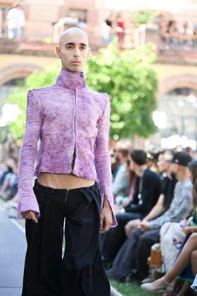 Apo Biyeyemete - Mercedes Benz Fashion Week Madrid, Spain - 19 Sep 2026 A model parades with Apo Biyeyemete a design during the Mercedes Benz Fashion Week Madrid at Cibeles Palace in Madrid. Madrid Spain Copyright: xAtilanoxGarciax xSOPAxImagesx PHOTO08806