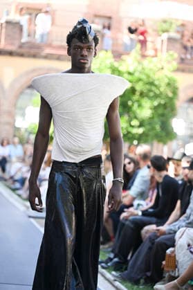Apo Biyeyemete - Mercedes Benz Fashion Week Madrid, Spain - 19 Sep 2026 A model parades with Apo Biyeyemete a design during the Mercedes Benz Fashion Week Madrid at Cibeles Palace in Madrid. Madrid Spain Copyright: xAtilanoxGarciax xSOPAxImagesx PHOTO08809