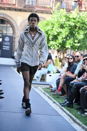 Apo Biyeyemete - Mercedes Benz Fashion Week Madrid, Spain - 19 Sep 2026 A model parades with Apo Biyeyemete a design during the Mercedes Benz Fashion Week Madrid at Cibeles Palace in Madrid. Madrid Spain Copyright: xAtilanoxGarciax xSOPAxImagesx PHOTO08813
