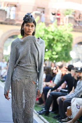 Apo Biyeyemete - Mercedes Benz Fashion Week Madrid, Spain - 19 Sep 2026 A model parades with Apo Biyeyemete a design during the Mercedes Benz Fashion Week Madrid at Cibeles Palace in Madrid. Madrid Spain Copyright: xAtilanoxGarciax xSOPAxImagesx PHOTO08816