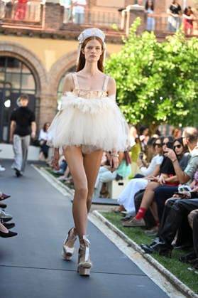 Apo Biyeyemete - Mercedes Benz Fashion Week Madrid, Spain - 19 Sep 2026 A model parades with Apo Biyeyemete a design during the Mercedes Benz Fashion Week Madrid at Cibeles Palace in Madrid. Madrid Spain Copyright: xAtilanoxGarciax xSOPAxImagesx PHOTO08818