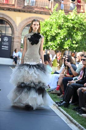 Apo Biyeyemete - Mercedes Benz Fashion Week Madrid, Spain - 19 Sep 2026 A model parades with Apo Biyeyemete a design during the Mercedes Benz Fashion Week Madrid at Cibeles Palace in Madrid. Madrid Spain Copyright: xAtilanoxGarciax xSOPAxImagesx PHOTO08821