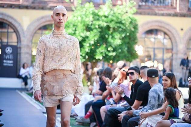 Apo Biyeyemete - Mercedes Benz Fashion Week Madrid, Spain - 19 Sep 2026 A model parades with Apo Biyeyemete a design during the Mercedes Benz Fashion Week Madrid at Cibeles Palace in Madrid. Madrid Spain Copyright: xAtilanoxGarciax xSOPAxImagesx PHOTO08824
