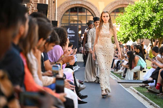Apo Biyeyemete - Mercedes Benz Fashion Week Madrid, Spain - 19 Sep 2026 A model parades with Apo Biyeyemete a design during the Mercedes Benz Fashion Week Madrid at Cibeles Palace in Madrid. Madrid Spain Copyright: xAtilanoxGarciax xSOPAxImagesx PHOTO08825