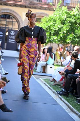 Apo Biyeyemete - Mercedes Benz Fashion Week Madrid, Spain - 19 Sep 2026 A model parades with Apo Biyeyemete a design during the Mercedes Benz Fashion Week Madrid at Cibeles Palace in Madrid. Madrid Spain Copyright: xAtilanoxGarciax xSOPAxImagesx PHOTO08830