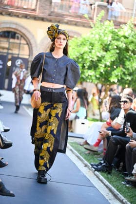 Apo Biyeyemete - Mercedes Benz Fashion Week Madrid, Spain - 19 Sep 2026 A model parades with Apo Biyeyemete a design during the Mercedes Benz Fashion Week Madrid at Cibeles Palace in Madrid. Madrid Spain Copyright: xAtilanoxGarciax xSOPAxImagesx PHOTO08833