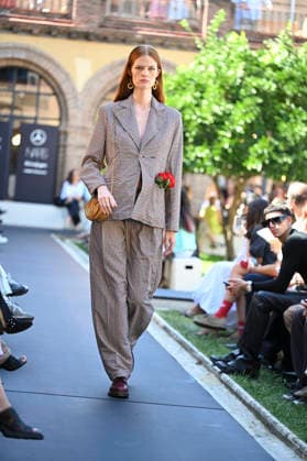 Apo Biyeyemete - Mercedes Benz Fashion Week Madrid, Spain - 19 Sep 2026 A model parades with Apo Biyeyemete a design during the Mercedes Benz Fashion Week Madrid at Cibeles Palace in Madrid. Madrid Spain Copyright: xAtilanoxGarciax xSOPAxImagesx PHOTO08836