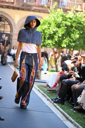 Apo Biyeyemete - Mercedes Benz Fashion Week Madrid, Spain - 19 Sep 2026 A model parades with Apo Biyeyemete a design during the Mercedes Benz Fashion Week Madrid at Cibeles Palace in Madrid. Madrid Spain Copyright: xAtilanoxGarciax xSOPAxImagesx PHOTO08840