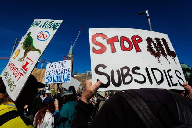 September 19, 2026, Ottawa, On, Canada: Signs are seen as people gather in front of Parliament Hill during a climate march in Ottawa, on Saturday, Sept. 19, 2026. Ottawa Canada  - ZUMAc35_ 20260919_zaf_c35_011 Copyright: xKeitoxNewmanx