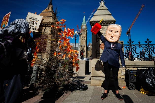 September 19, 2026, Ottawa, On, Canada: Velvet LeClair dressed as Prime Minister Mark Carney pretends to burn a tree in front of Parliament Hill during a climate march in Ottawa, on Saturday, Sept. 19, 2026. Ottawa Canada  - ZUMAc35_ 20260919_zaf_c35_009 Copyright: xKeitoxNewmanx