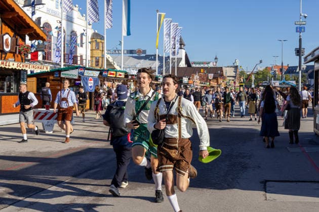 Besucher rennen am Eröffnungsmorgen des 191. Oktoberfests 2026 zu den Festzelten. Punkt 9 Uhr beginnt der Ansturm auf begehrte Sitzplätze, drei Stunden vor dem offiziellen Fassanstich