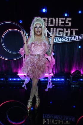 Comedienne, Moderatorin und Drag Queen Pam Pengco (bürgerlich David Kirfel) zu Gast in der Show Ladies Night Youngstars, Die WDR Ladies Night Youngstars ist die einzige deutschsprachige Kabarett-Fernsehsendung für junge Talente mit rein weiblicher Besetzung