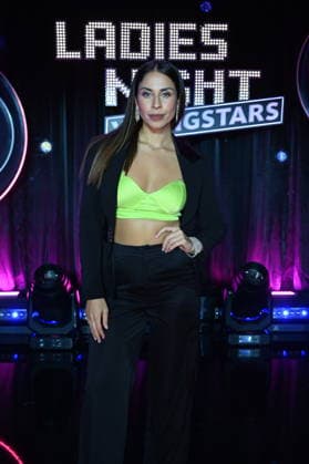 Comedienne Negah Amiri als Moderatorin der Show Ladies Night Youngstars, Die WDR Ladies Night Youngstars ist die einzige deutschsprachige Kabarett-Fernsehsendung für junge Talente mit rein weiblicher Besetzung