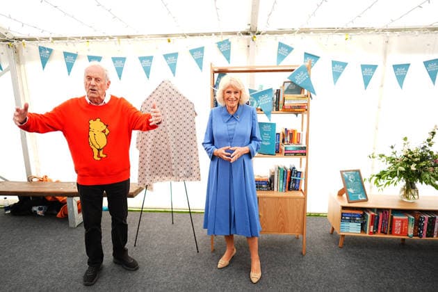. 19 09 2026. United Kingdom. Queen Camilla with broadcaster Gyles Brandreth at The Queen s Reading Room Festival at Chatsworth House in Derbyshire, United Kingdom.  xPoolx xi-Imagesx IIM-27018-0021