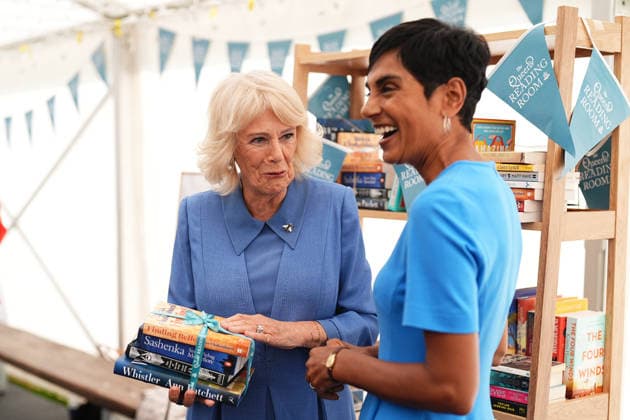 . 19 09 2026. United Kingdom. Queen Camilla with BBC newsreader and author Reeta Chakrabarti at The Queen s Reading Room Festival at Chatsworth House in Derbyshire, United Kingdom.  xPoolx xi-Imagesx IIM-27018-0028