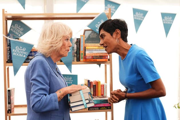 . 19 09 2026. United Kingdom. Queen Camilla with BBC newsreader and author Reeta Chakrabarti at The Queen s Reading Room Festival at Chatsworth House in Derbyshire, United Kingdom.  xPoolx xi-Imagesx IIM-27018-0029