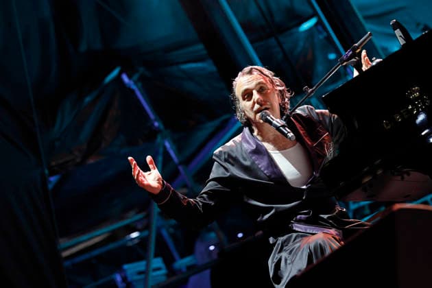 Musiker Chilly Gonzales bei seinem Konzert im Rahmen der Feierlichkeiten zur Wiedereröffnung der Oper Köln. Die Baukosten bzw. Sanierungskosten der Oper sind mit bis zu 1.5 Milliarden Euro eines der größten kommunalen Baudesaster der deutschen Geschichte. Köln, 19.09.2026 NRW Deutschland Copyright: xChristophxHardtx