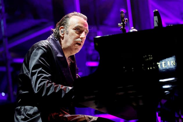Musiker Chilly Gonzales bei seinem Konzert im Rahmen der Feierlichkeiten zur Wiedereröffnung der Oper Köln. Die Baukosten bzw. Sanierungskosten der Oper sind mit bis zu 1.5 Milliarden Euro eines der größten kommunalen Baudesaster der deutschen Geschichte. Köln, 19.09.2026 NRW Deutschland Copyright: xChristophxHardtx