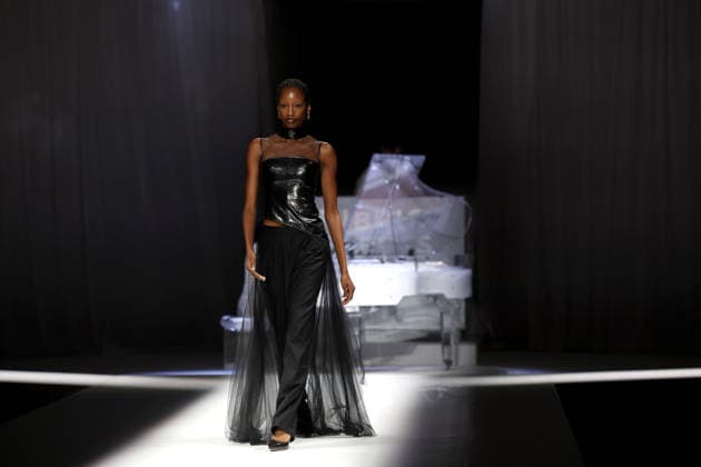 (260920) -- LONDON, Sept. 20, 2026 -- A model presents a creation at HUBING SELECTS show during the London Fashion Week in London, Britain, Sept. 19, 2026. ) BRITAIN-LONDON-HUBING SELECTS-SHOW LixYing 