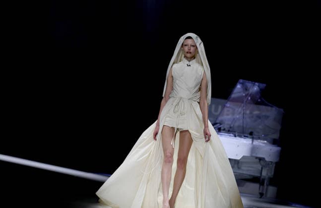(260920) -- LONDON, Sept. 20, 2026 -- A model presents a creation at HUBING SELECTS show during the London Fashion Week in London, Britain, Sept. 19, 2026. ) BRITAIN-LONDON-HUBING SELECTS-SHOW LixYing 