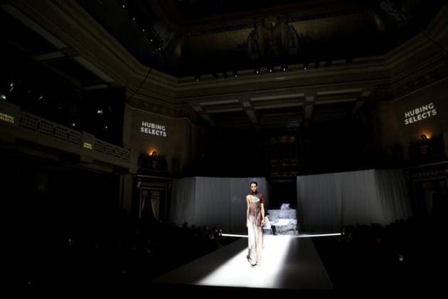 (260920) -- LONDON, Sept. 20, 2026 -- A model presents a creation at HUBING SELECTS show during the London Fashion Week in London, Britain, Sept. 19, 2026. ) BRITAIN-LONDON-HUBING SELECTS-SHOW LixYing 