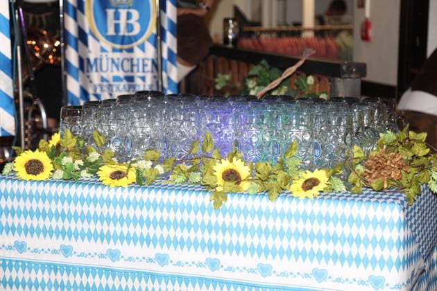 Maßkrüge Oktoberfestbier beim Wiesn-Anstich zum Oktoberfest 2026 im Hofbräu Berlin. Berlin, 19.09.2026 Copyright: xAgenturxMatthiasxWehnertx xM.xGränzdörferx