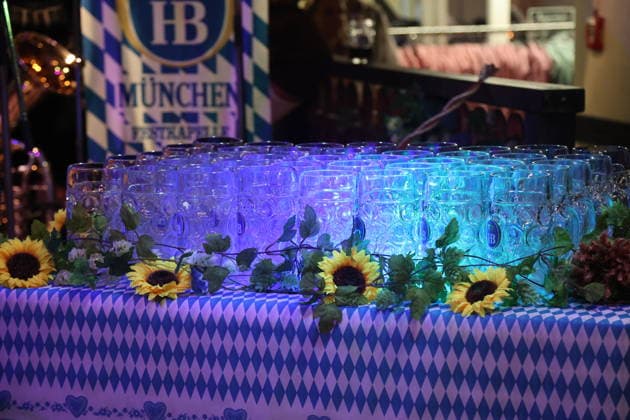 Maßkrüge Oktoberfestbier beim Wiesn-Anstich zum Oktoberfest 2026 im Hofbräu Berlin. Berlin, 19.09.2026 Copyright: xAgenturxMatthiasxWehnertx xM.xGränzdörferx