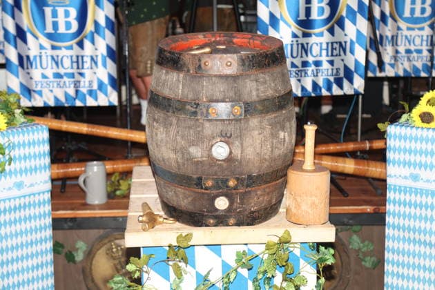 Bierfass aus Holz Oktoberfestbier beim Wiesn-Anstich zum Oktoberfest 2026 im Hofbräu Berlin. Berlin, 19.09.2026 Copyright: xAgenturxMatthiasxWehnertx xM.xGränzdörferx