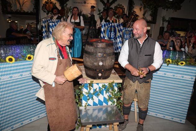 Frank Zander und Björn Schwarz beim Wiesn-Anstich zum Oktoberfest 2026 im Hofbräu Berlin. Berlin, 19.09.2026 Copyright: xAgenturxMatthiasxWehnertx xM.xGränzdörferx