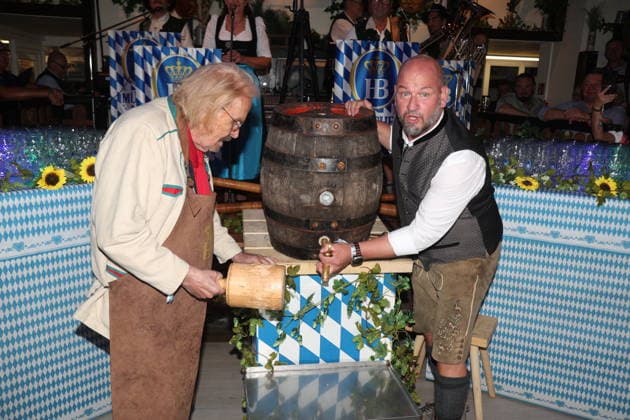 Frank Zander und Björn Schwarz beim Wiesn-Anstich zum Oktoberfest 2026 im Hofbräu Berlin. Berlin, 19.09.2026 Copyright: xAgenturxMatthiasxWehnertx xM.xGränzdörferx