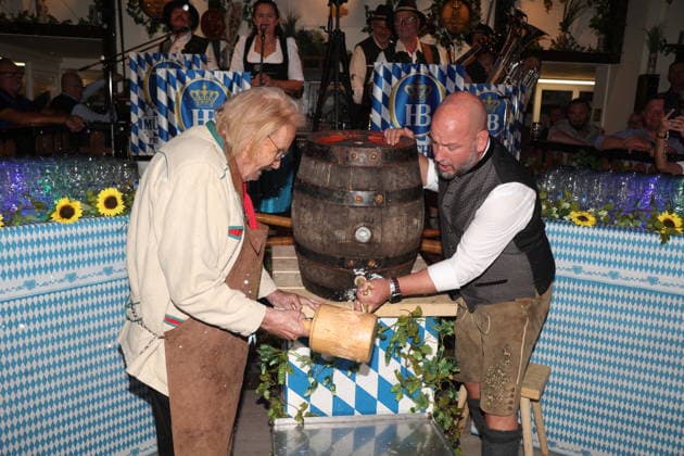Frank Zander und Björn Schwarz beim Wiesn-Anstich zum Oktoberfest 2026 im Hofbräu Berlin. Berlin, 19.09.2026 Copyright: xAgenturxMatthiasxWehnertx xM.xGränzdörferx