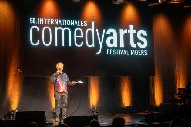 50 Jahre Comedy Arts, Gala in der Enni-Eventhalle ** NUR FÜR REDAKTIONELLE ZWECKE ** EDITORIAL USE ONLY **<p>Interpreten und Zuschauer befinden sich am 19.9.2026 der Enni-Eventhallein Moers und Stefan Basso begrüßt die Gäste. Zum Jubiläum wird eine große Gala aufgeführt. Foto : Arnulf Stoffel Funke Foto Services < p> Buntes Deutschland NRW Moers Copyright: ArnulfxStoffel