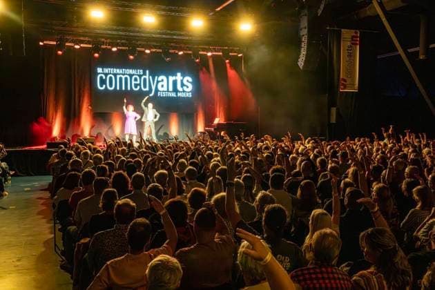 50 Jahre Comedy Arts, Gala in der Enni-Eventhalle ** NUR FÜR REDAKTIONELLE ZWECKE ** EDITORIAL USE ONLY **<p>Interpreten und Zuschauer befinden sich am 19.9.2026 der Enni-Eventhallein Moers und das Moderatoren Duo Diagonal mit Branka B. &amp; Roger (Holger Ehrich) führen durch das Programm. Zum Jubiläum wird eine große Gala aufgeführt. Foto : Arnulf Stoffel Funke Foto Services < p> Buntes Deutschland NRW Moers Copyright: ArnulfxStoffel