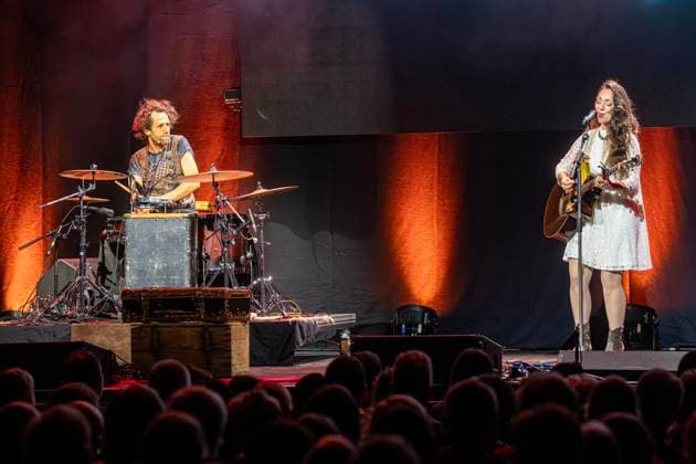 50 Jahre Comedy Arts, Gala in der Enni-Eventhalle ** NUR FÜR REDAKTIONELLE ZWECKE ** EDITORIAL USE ONLY **<p>Interpreten und Zuschauer befinden sich am 19.9.2026 der Enni-Eventhallein Moers und das Duo Felice &amp; Cortes steht auf der Bühne. Zum Jubiläum wird eine große Gala aufgeführt. Foto : Arnulf Stoffel Funke Foto Services < p> Buntes Deutschland NRW Moers Copyright: ArnulfxStoffel