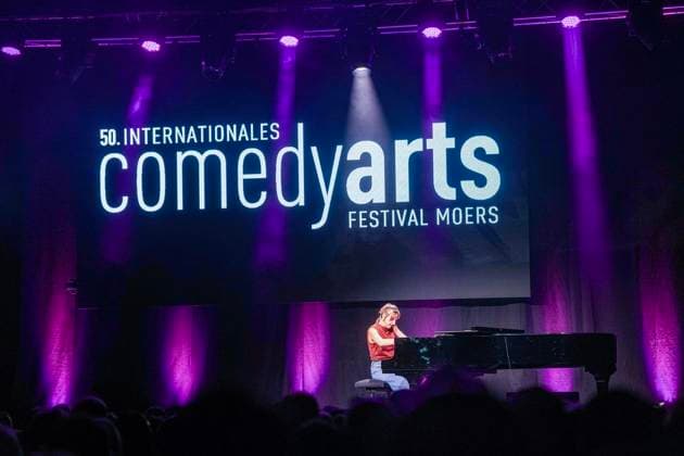 50 Jahre Comedy Arts, Gala in der Enni-Eventhalle ** NUR FÜR REDAKTIONELLE ZWECKE ** EDITORIAL USE ONLY **<p>Interpreten und Zuschauer befinden sich am 19.9.2026 der Enni-Eventhallein Moers und Sarah Hakenberg steht auf der Bühne. Zum Jubiläum wird eine große Gala aufgeführt. Foto : Arnulf Stoffel Funke Foto Services < p> Buntes Deutschland NRW Moers Copyright: ArnulfxStoffel