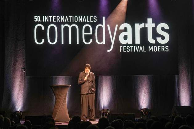 50 Jahre Comedy Arts, Gala in der Enni-Eventhalle ** NUR FÜR REDAKTIONELLE ZWECKE ** EDITORIAL USE ONLY **<p>Interpreten und Zuschauer befinden sich am 19.9.2026 der Enni-Eventhallein Moers und der Kabarettist Thorsten Sträter steht auf der Bühne. Zum Jubiläum wird eine große Gala aufgeführt. Foto : Arnulf Stoffel Funke Foto Services < p> Buntes Deutschland NRW Moers Copyright: ArnulfxStoffel